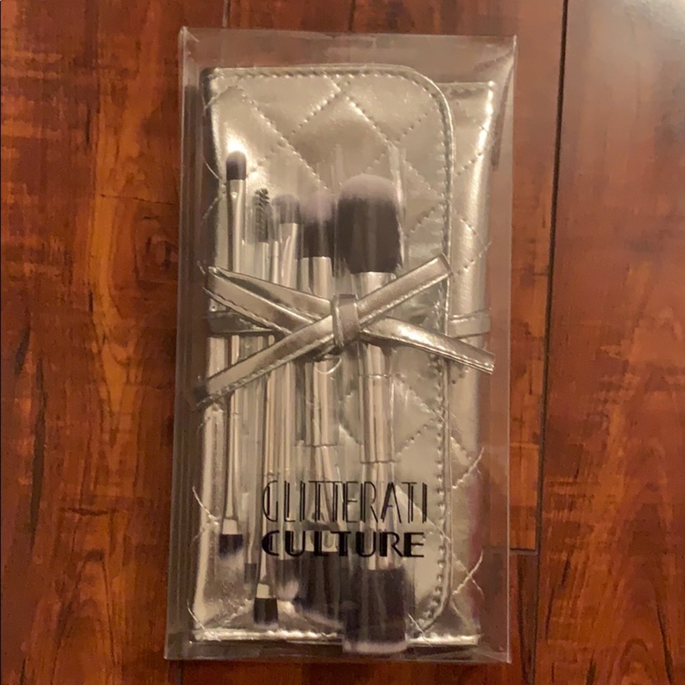 Makeup brush set with carrying case
